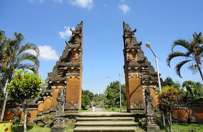 Paket Tour ke Pura Lingsar Lombok
