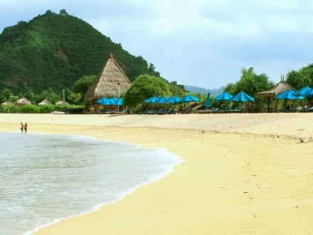 Objek Wisata Pantai Kuta di Lombok